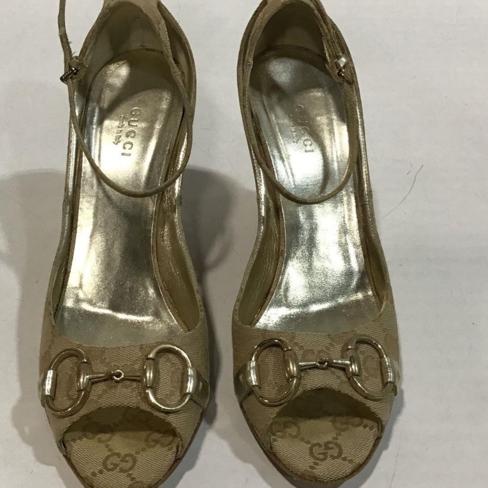 Women’s Gucci Beige Peep-Toe Wedge with Gold Horse Bit Size 8.5B